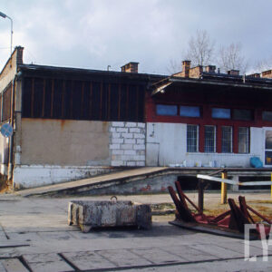 murowany, niski budynek z rampą