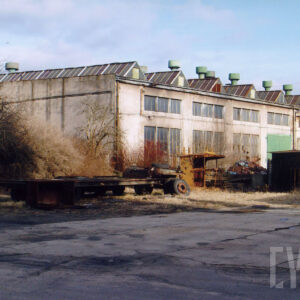 duża, murowana hala fabryczna