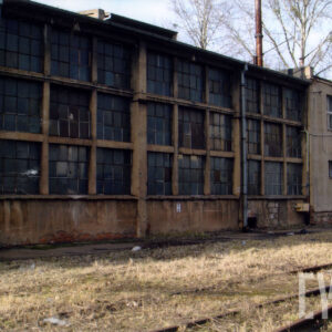 hala fabryczna z oknami