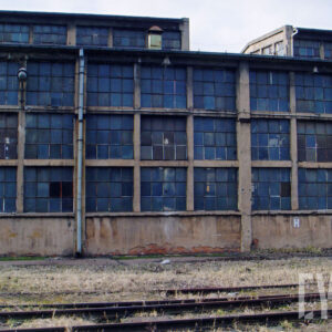 hala fabryczna z oknami