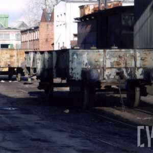 teren zakładów, na pierwszym planie, dwa wagony z niskimi burtami