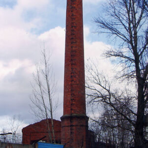 wysoki ceglany komin