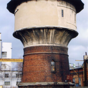 ceglana szeroka wieża, w niższej partii nieotynkowana, w wyższej otynkowana, nakryta stożkowatym dachem