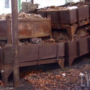 gruz w metalowych pojemnikach