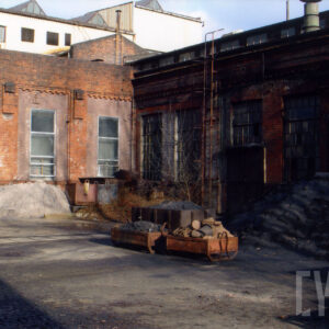 ceglany budynek w kształcie litery L