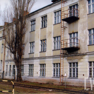 murowany, otynkowany, trzykondygnacyjny budynek