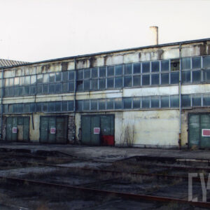 długa hala z przeszkleniami i metalowymi bramami