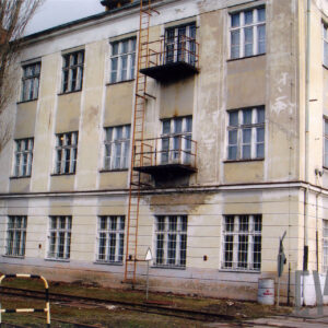 trzykondygnacyjny budynek