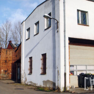 dwukondygnacyjny, otynkowany budynek