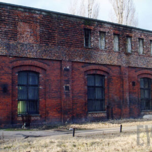 ceglany, niski budynek warsztatowy