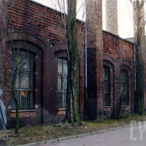 ceglany, niski budynek warsztatowy z dużymi oknami