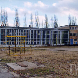 dwie hale dobudowane do siebie, z lewej, niższa, cała przeszklona, z prawej wyższa z trzema rzędami okien