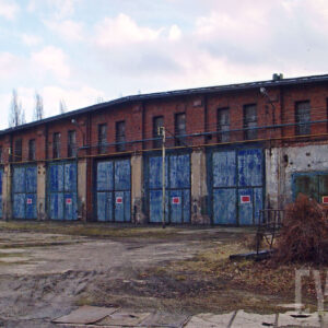 ceglana, szeroka hala warsztatowa, z siedmioma metalowymi bramami