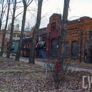 ceglana hala z ozdobnymi szczytami