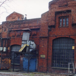 ceglana hala z ozdobnymi szczytami