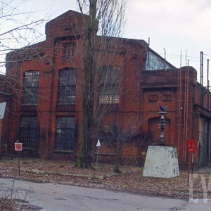 ceglana hala z ozdobnymi szczytami