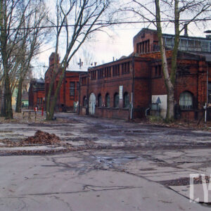 ceglana hala z ozdobnymi szczytami