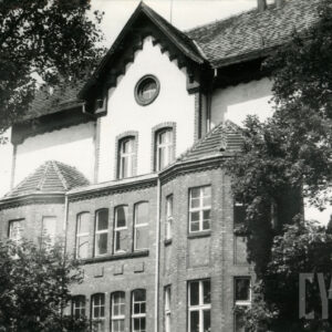 fragment elewacji z trójkątnym szczytem i ceglanym ryzalitem