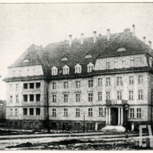 trzypiętrowy budynek z bogato zdobioną elewacją i bocznymi ryzalitami, z prawej wejście do budynku ozdobione kolumnami