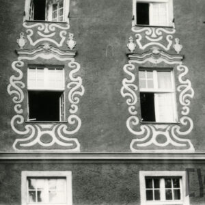 fragment elewacji z oknami, wokół okien bogata dekoracja architektoniczna