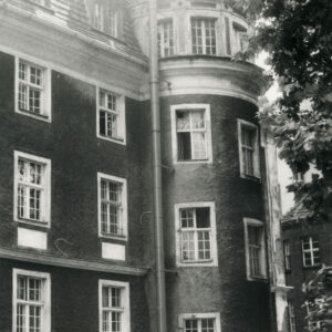 fragment elewacji budynku z oknami i wykuszem nakrytym kopulastym dachem