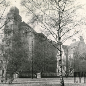 kilkukondygnacyjny budynek, z wieżą i trójkątnymi szczytami