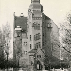 kilkukondygnacyjny budynek, z wieżą