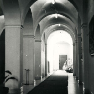 długi korytarz z arkadami