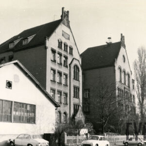 kilkukondygnacyjny budynek z trójkątnymi szczytami