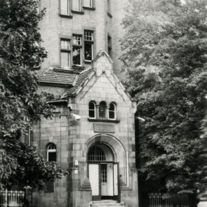 fragment dolnych kondygnacji z wejściem do budynku