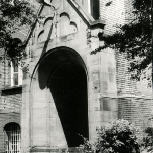 fragment elewacji z ze zdobionym portalem