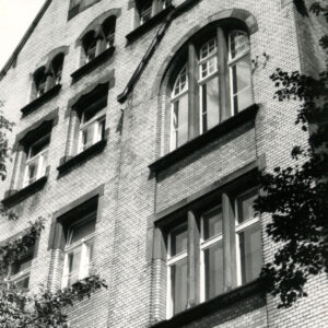 fragment elewacji z trójkątnym szczytem