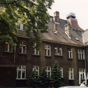 trzykondygnacyjny budynek z wieżyczką