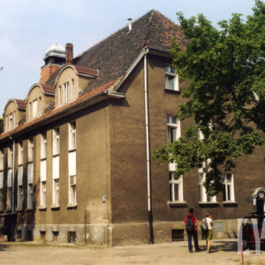 trzykondygnacyjny budynek 