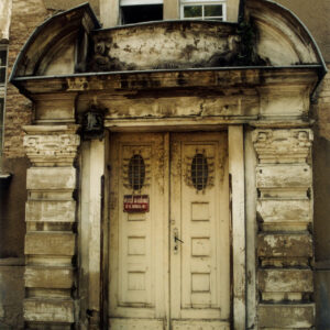 drewniane drzwi, wokół nich bogata dekoracja rzeźbiarska