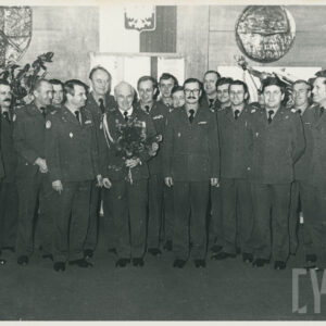 duża grupa mężczyzn w mundurach