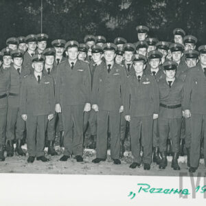 duża grupa mężczyzn w mundurach