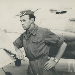 mężczyzna w mundurze stoi przy samolocie