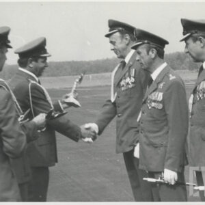 grupa mężczyzn w mundurach