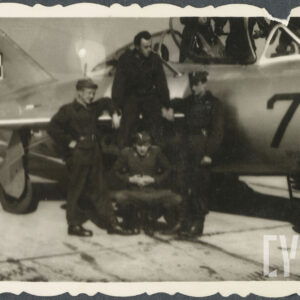 czterech mężczyzn w mundurach pozuje na tle samolotu wojskowego na płycie lotniska