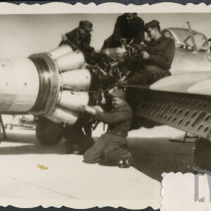 czterech mężczyzn przy samolocie myśliwskim