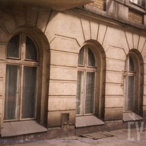 fragment przyziemia kamienicy z dużymi półokrągło zakończonymi oknami