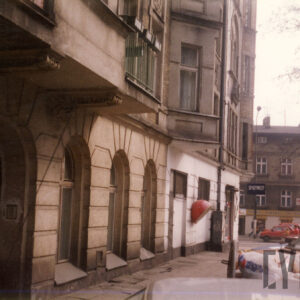 fragment przyziemia kamienicy z dużymi półokrągło zakończonymi oknami