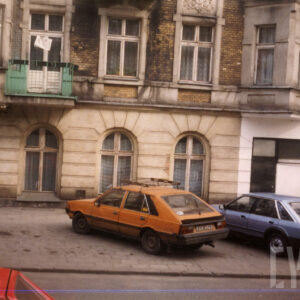 fragment przyziemia i pierwszego piętra kamienicy, w przyziemiu duże półokrągło zakończone okna