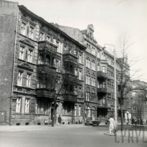 kilkukondygnacyjne kamienice, kamienica z lewej z bogato zdobionymi balkonami z elementami metalowymi