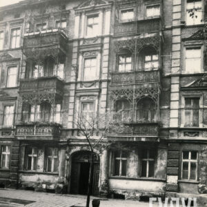 kilkukondygnacyjna kamienica z bogato zdobionymi balkonami z elementami metalowymi