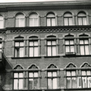 trzy górne kondygnacje kamienicy