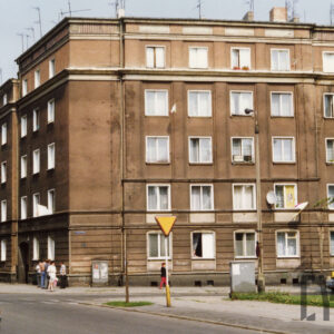 pięciokondygnacyjny, narożny budynek mieszkalny