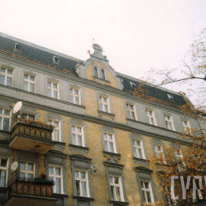 fragment elewacji kilkukondygnacyjnej kamienicy