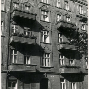 kilkukondygnacyjna kamienica z balkonami